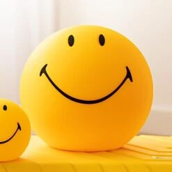 Mr. Maria Smiley Star Light